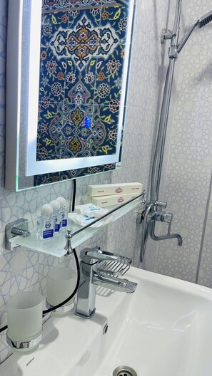 Regadera, amenidades de baño gratuitas, secadora de cabello, pantuflas 