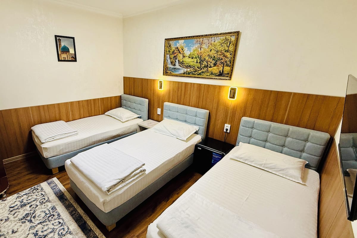 Kamar Triple Standar | Ruang kerja ramah laptop, kedap suara, dan setrika/meja setrika