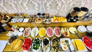 Free daily buffet breakfast