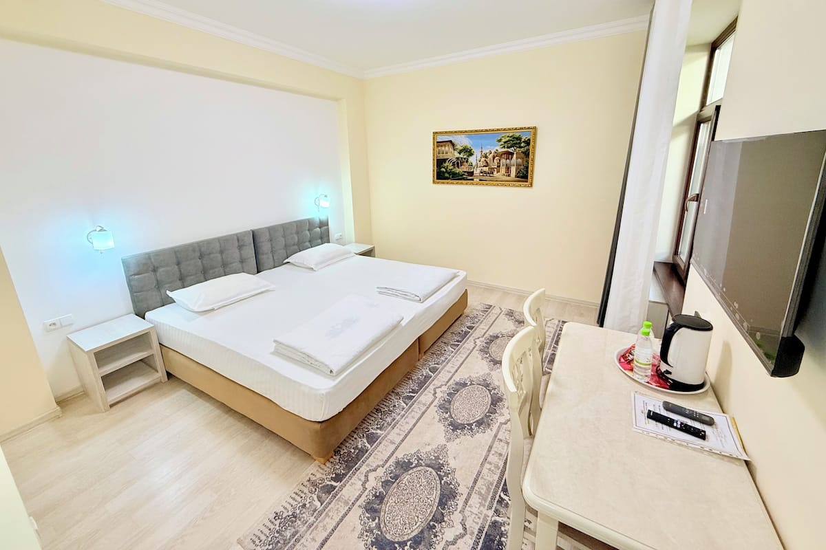 Kamar Double atau Twin Superior | Ruang kerja ramah laptop, kedap suara, dan setrika/meja setrika