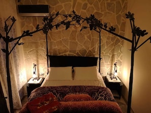 Desk, soundproofing, free cots/infant beds, free WiFi