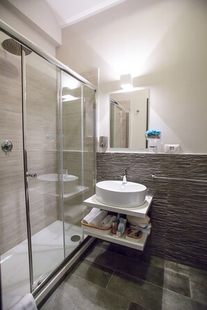 Habitación doble superior | Baño | Ducha y cabezal de ducha tipo lluvia