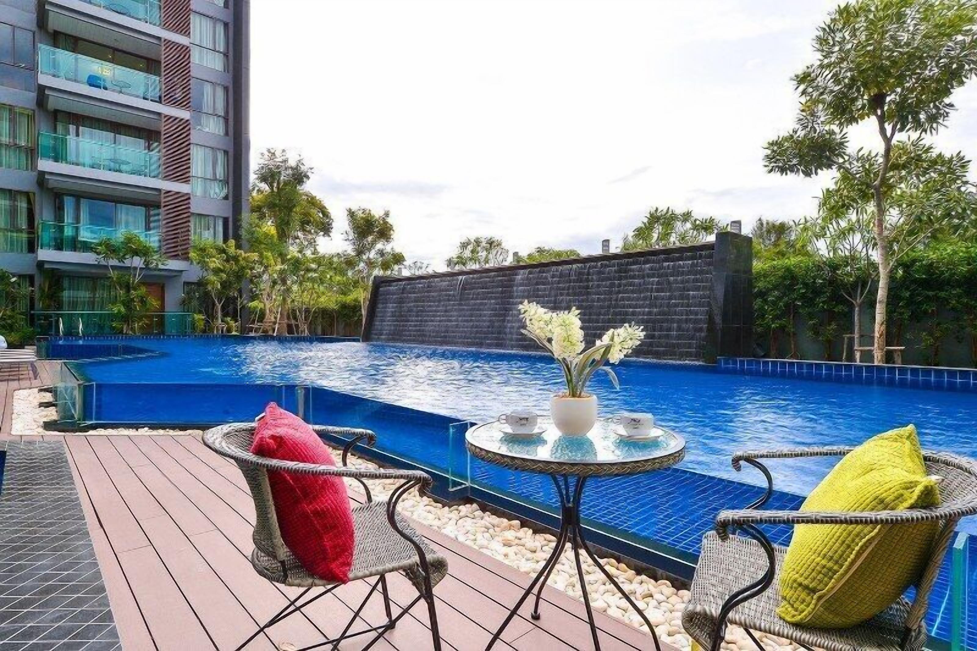 Hồ bơi ngoài trời