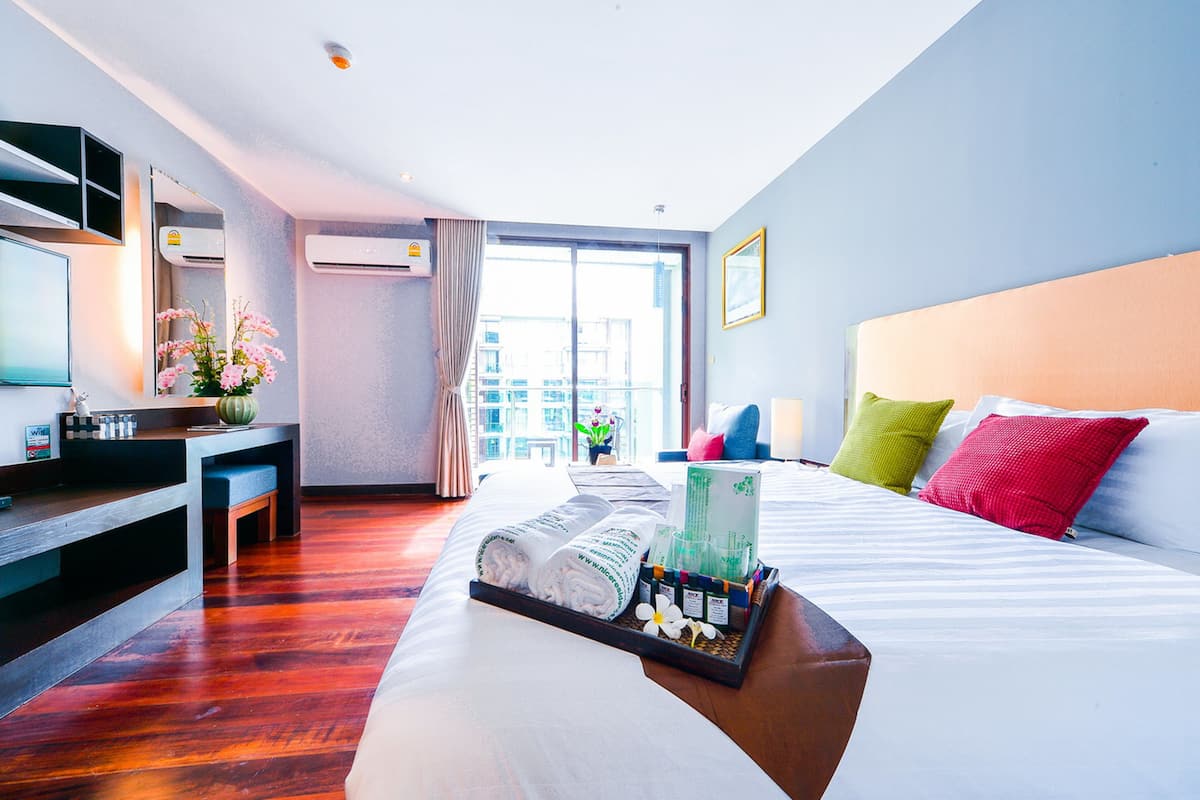 Deluxe Room | 1 bedroom, in-room safe, iron/ironing board, rollaway beds