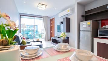 Family Junior Suite | In-room dining