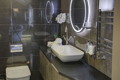 Superior Suite, 1 King Bed, Non Smoking | Bathroom. The Eccleston Hotel, BW Signature Collection