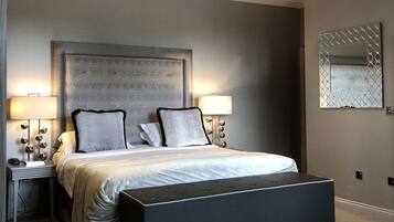 Habitación familiar, 1 cama King size, para no fumadores (Shower Only;with Sofabed) | Escritorio, insonorización, tabla de planchar con plancha y wifi gratis