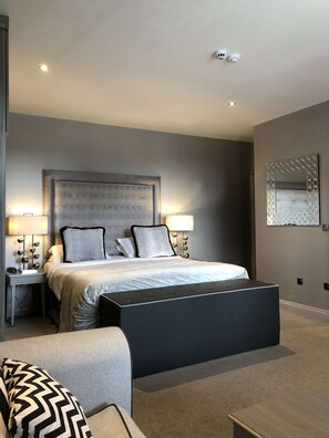 Phòng dành cho gia đình, 1 giường cỡ king, không hút thuốc (Shower Only;with Sofabed) | Bàn, phòng cách âm, bàn ủi/dụng cụ ủi quần áo