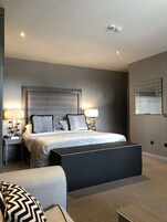 Escritorio, sistema de insonorización y tabla de planchar con plancha 