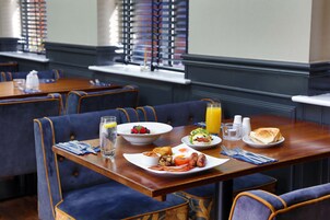 Desayuno a la carta diario (GBP 8.95 por persona)