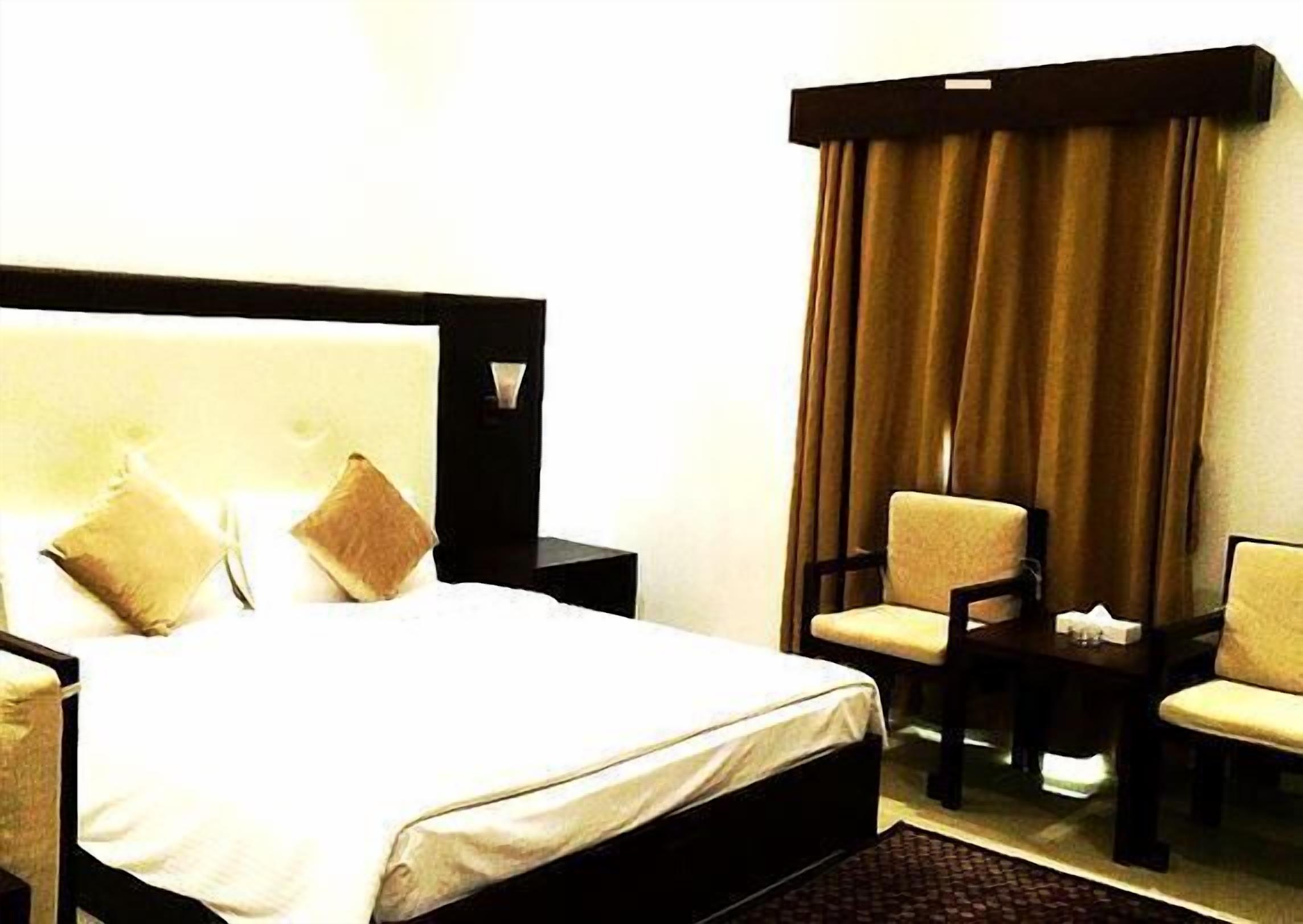 Standard Room, 1 King Bed | Minibar, desk, free WiFi