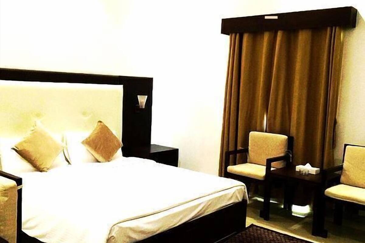 Standard Room, 1 King Bed | Minibar, desk, free WiFi