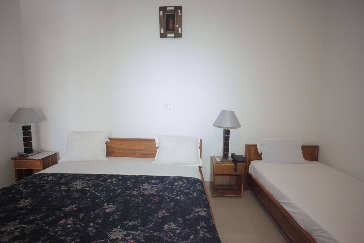 Premium bedding, in-room safe, free WiFi