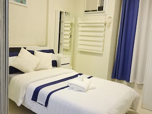 Studio | Iron/ironing board, free WiFi, bed sheets - Caitlin's Wiltower (Quezon City)