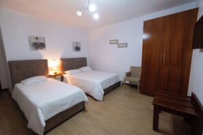 Premium bedding, desk, soundproofing, free cots/infant beds - Residencial Família (Machico)