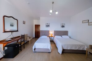 Triple Room | Premium bedding, desk, soundproofing, free cribs/infant beds - Residencial Família (Machico)