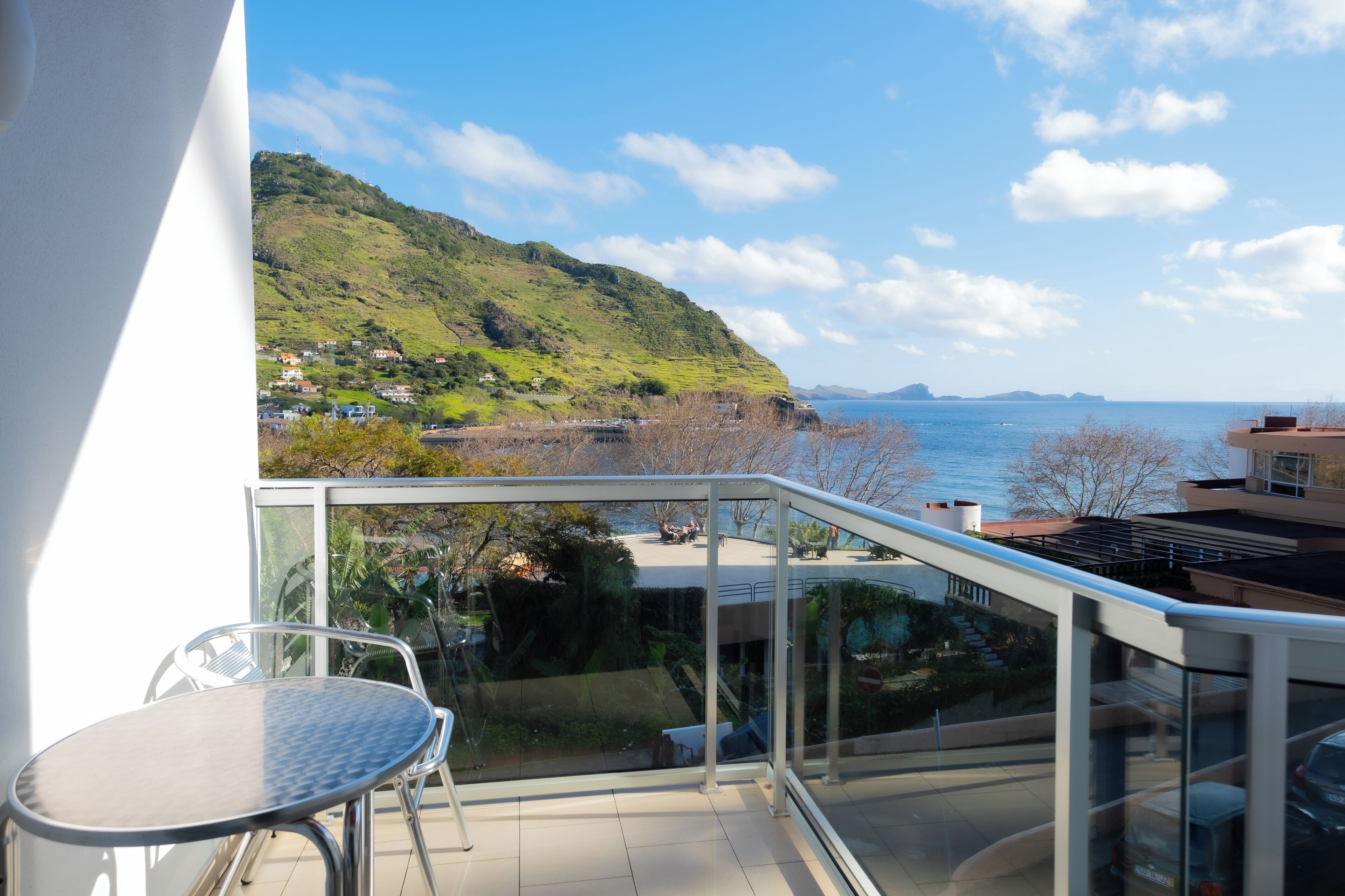 أغطية فراش متميزة ومكتب وتجهيزات عازلة للصوت وأسرّة أطفال/رضّع (مجانًا)