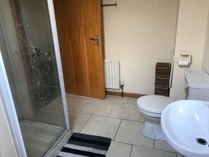 Standard Apartment, 1 Bedroom (Flat 6) | Bathroom | Shower - Belfast City Apartments (Belfast)