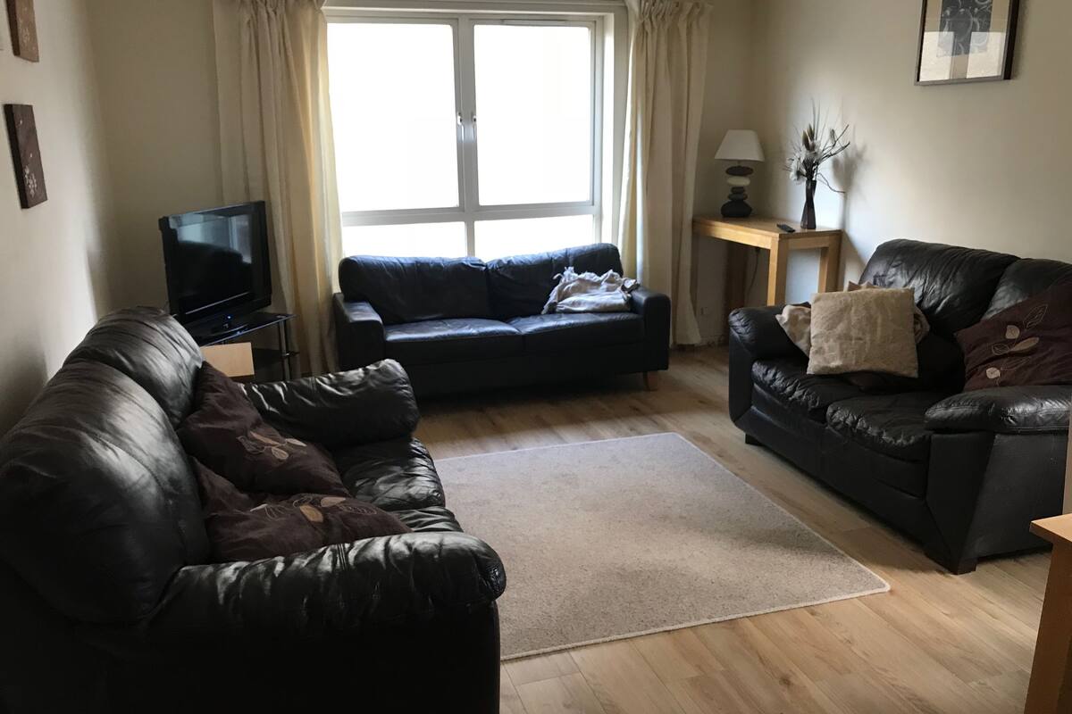 Appartement Standard, 2 chambres (Flat 2) | Salle de séjour | Télévision