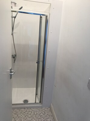 Standard Apartment, 2 Bedrooms (Flat 1) | Bathroom | Shower - Belfast City Apartments (Belfast)