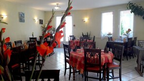 Se sirven almuerzos, cenas y cocina regional 