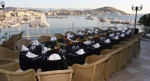 S'hi serveixen esmorzars, dinars, sopars i plats de cuina turca