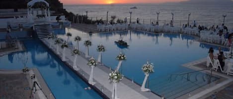 Een seizoensgebonden buitenzwembad en parasols bij het zwembad