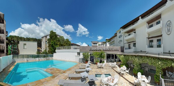 Piscine extérieure, piscine avec cascade