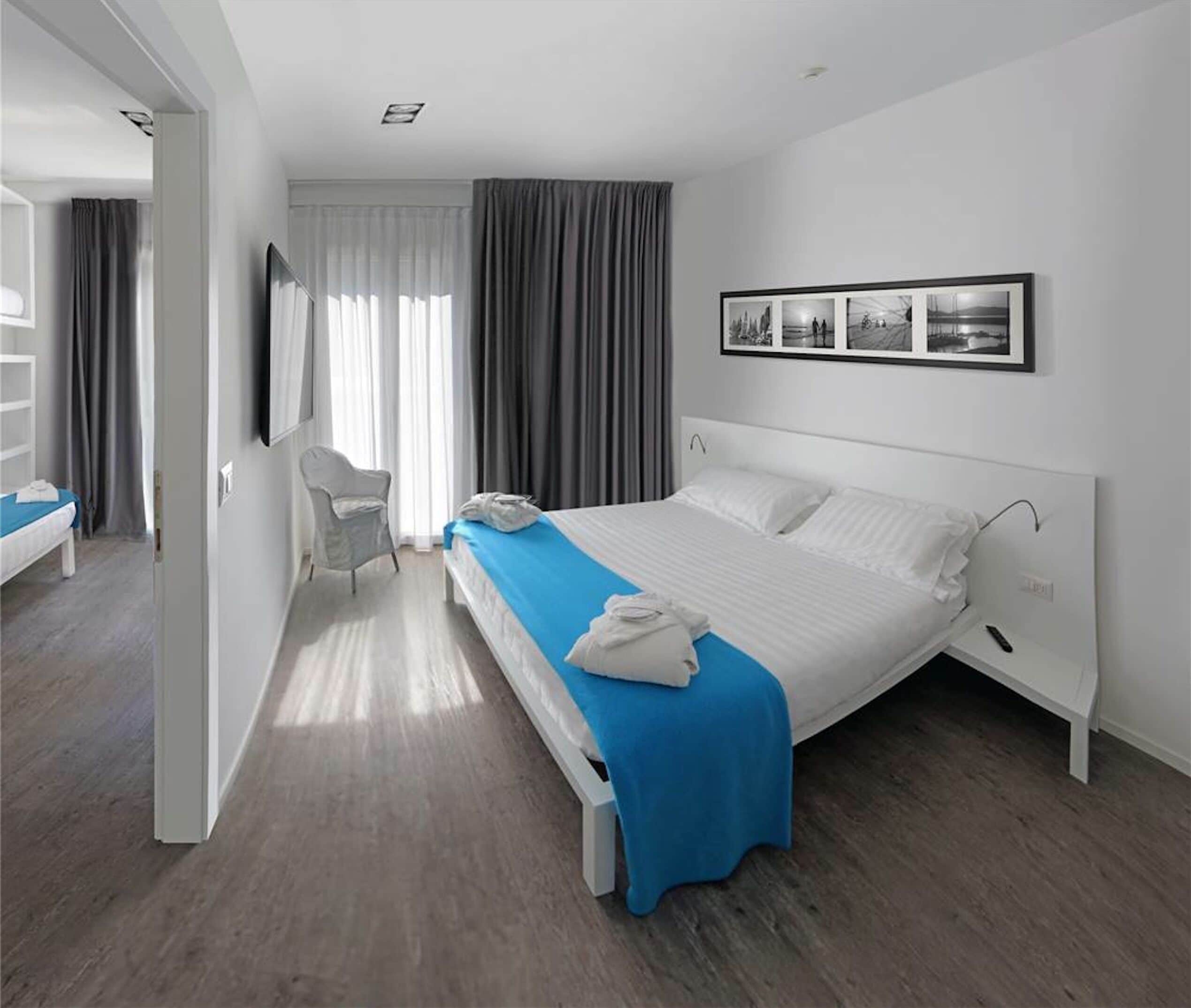 Suite familiar | Minibar, caja fuerte, escritorio y sistema de insonorización