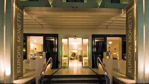 A hotel entrance with a staircase leading to the lobby, featuring a modern design with glass doors and a sign reading "EUROPA MONETTI". - Hotel Europa Monetti (Cattolica)