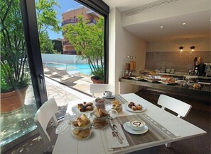 Café da manhã com buffet grátis todos os dias