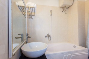 Kostenlose Toilettenartikel, Haartrockner, Hausschuhe, Handtücher