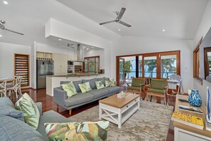 Televisi layar datar 55-inci dengan saluran TV kabel dan TV