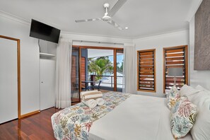 5 bedrooms, in-room safe, laptop workspace, iron/ironing board - Reeflections Beachfront Holiday House (Clifton Beach)