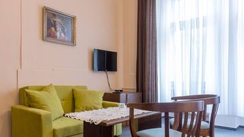 Doppel- oder Zweibettzimmer | Wohnbereich | 40-cm-Fernseher mit Kabelempfang