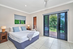 4 bedrooms, blackout drapes, iron/ironing board, cribs/infant beds - Beachcomber Holiday House (Clifton Beach)