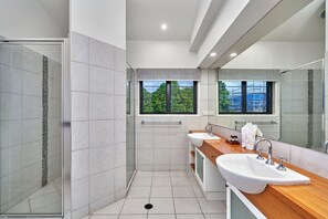 Separate tub and shower, jetted tub, hair dryer, towels - Beachcomber Holiday House (Clifton Beach)