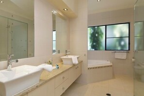 Deluxe House, 4 Bedrooms, Private Pool, Beachside | Bathroom - Torun Holiday House (Clifton Beach)