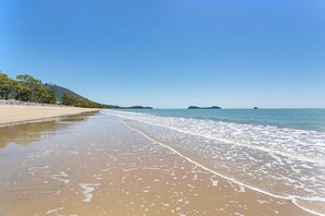 On the beach - Seascape Luxury Beachfront Holiday House (Clifton Beach)