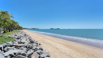 位於海灘上
