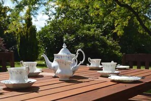 Outdoor dining - The Grange Court Hotel (Exeter)