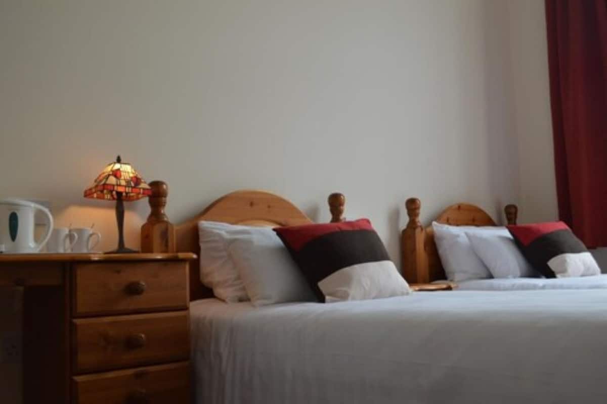 Twin kamer | Luxe beddengoed, een kluis op de kamer, een bureau