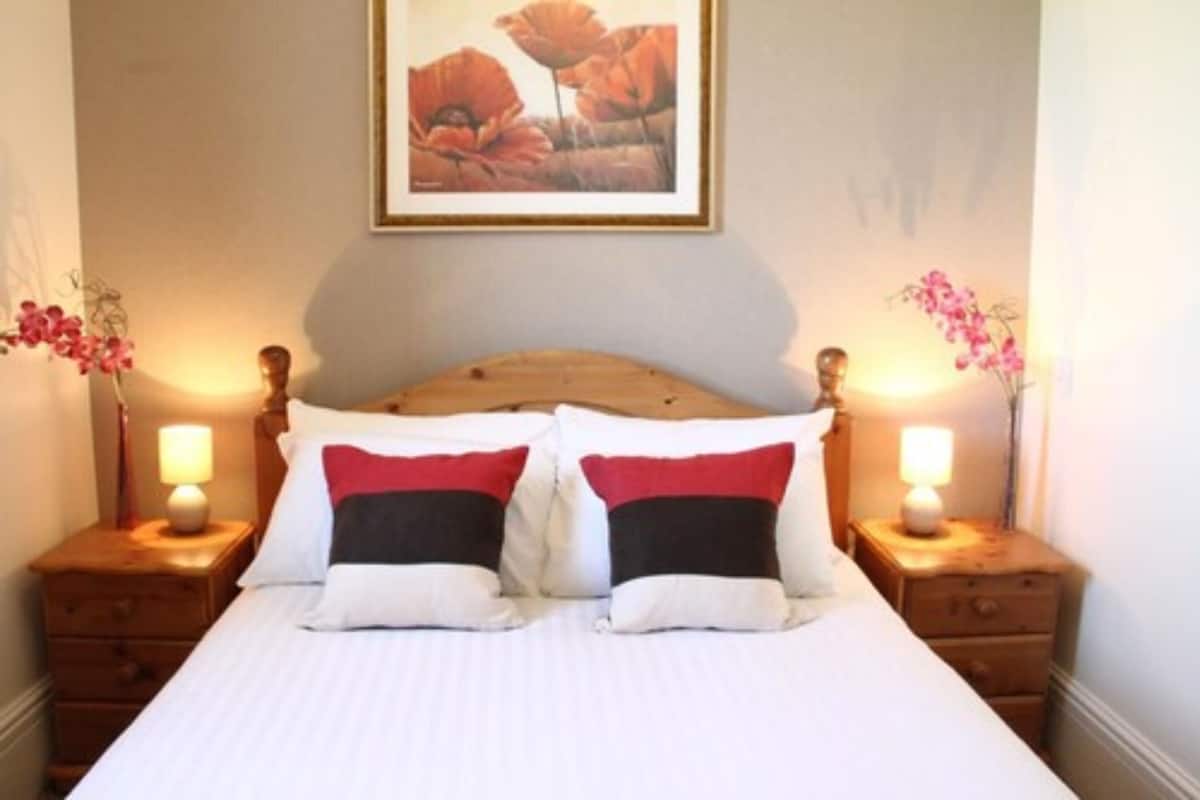 Eenvoudige tweepersoonskamer | Luxe beddengoed, een kluis op de kamer, een bureau