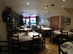 점심 식사 및 저녁 식사 제공, 지역 특선 요리