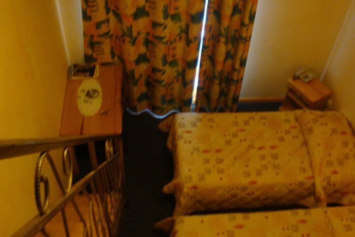 desk, soundproofing, free wifi