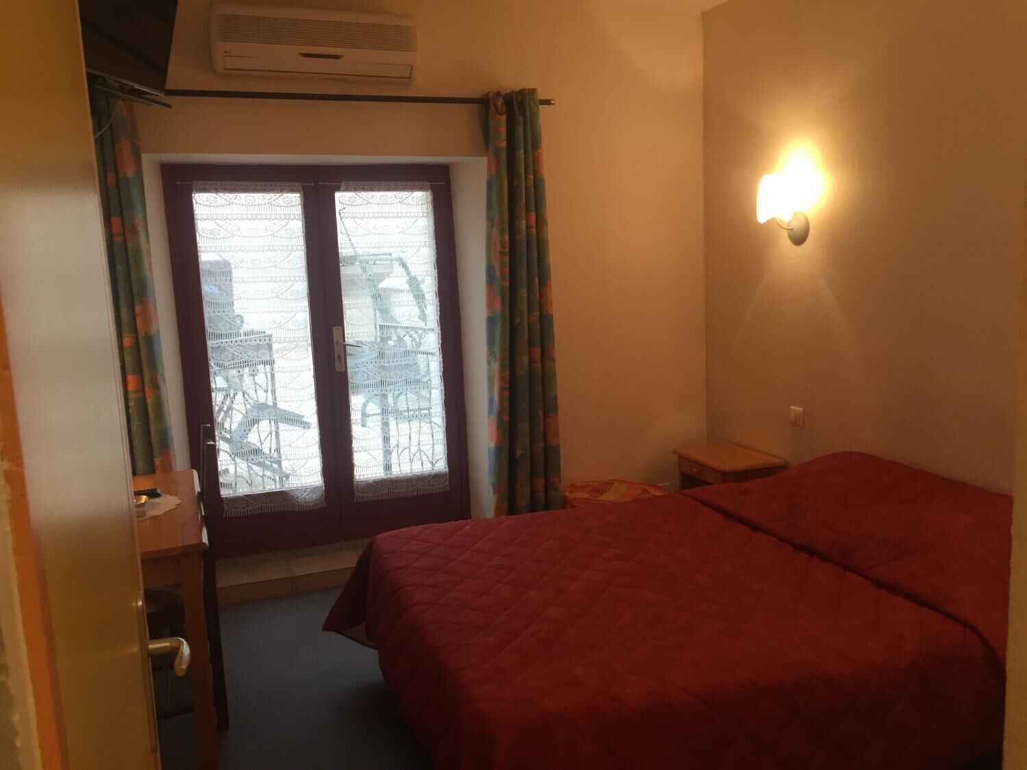 desk, soundproofing, free wifi