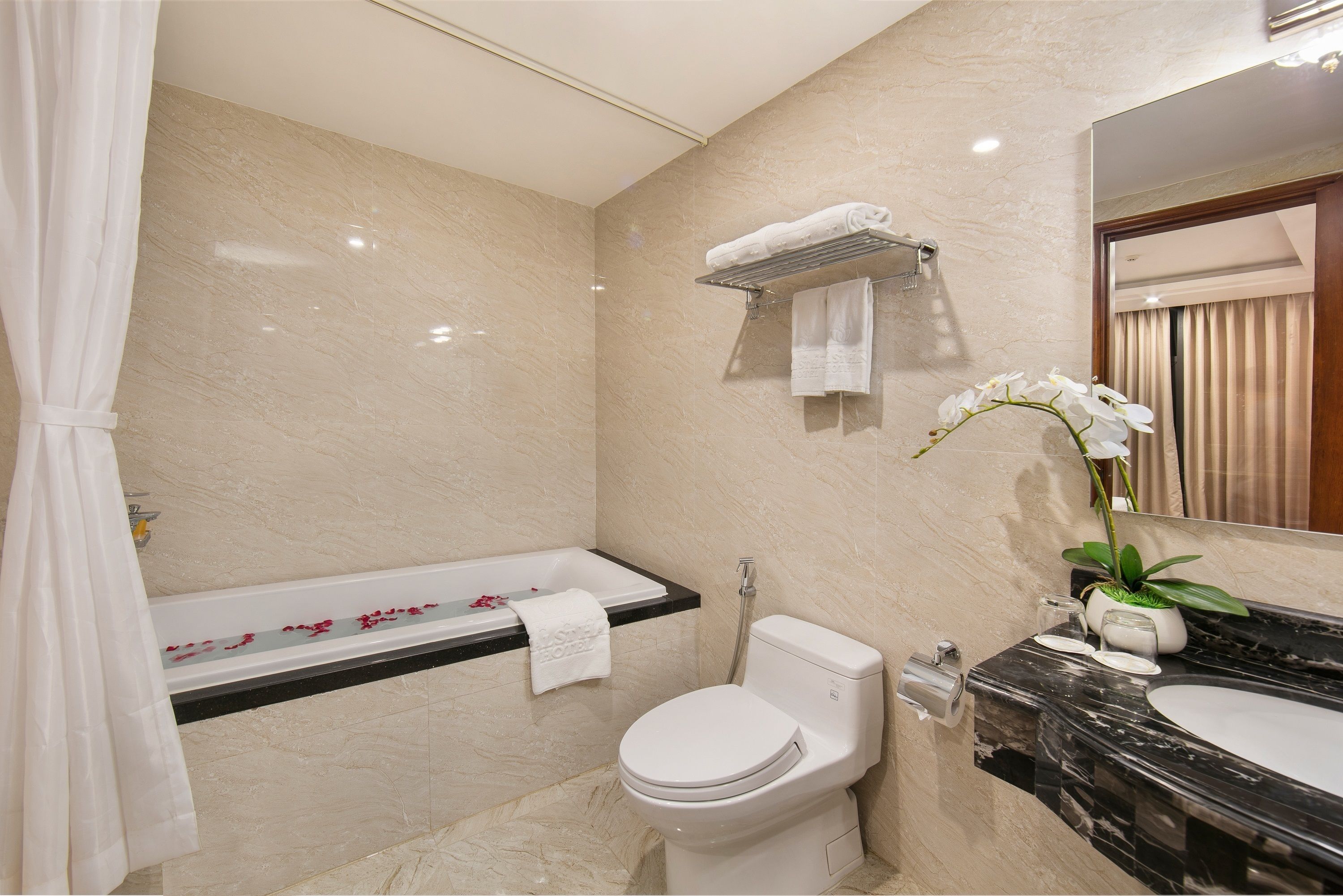 deluxe double room | bathroom | shower, free toiletries, hair dryer, bathrobes