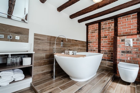 Standard Suite, Ensuite (Suite Main Building) | Bathroom. Pike & Eel Hotel and Marina