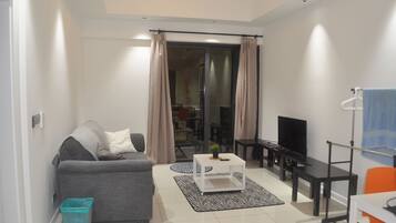 Apartment, 1 Bedroom, Balcony | Ruang tamu | TV Pintar