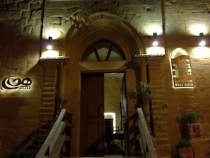 Pintu masuk properti